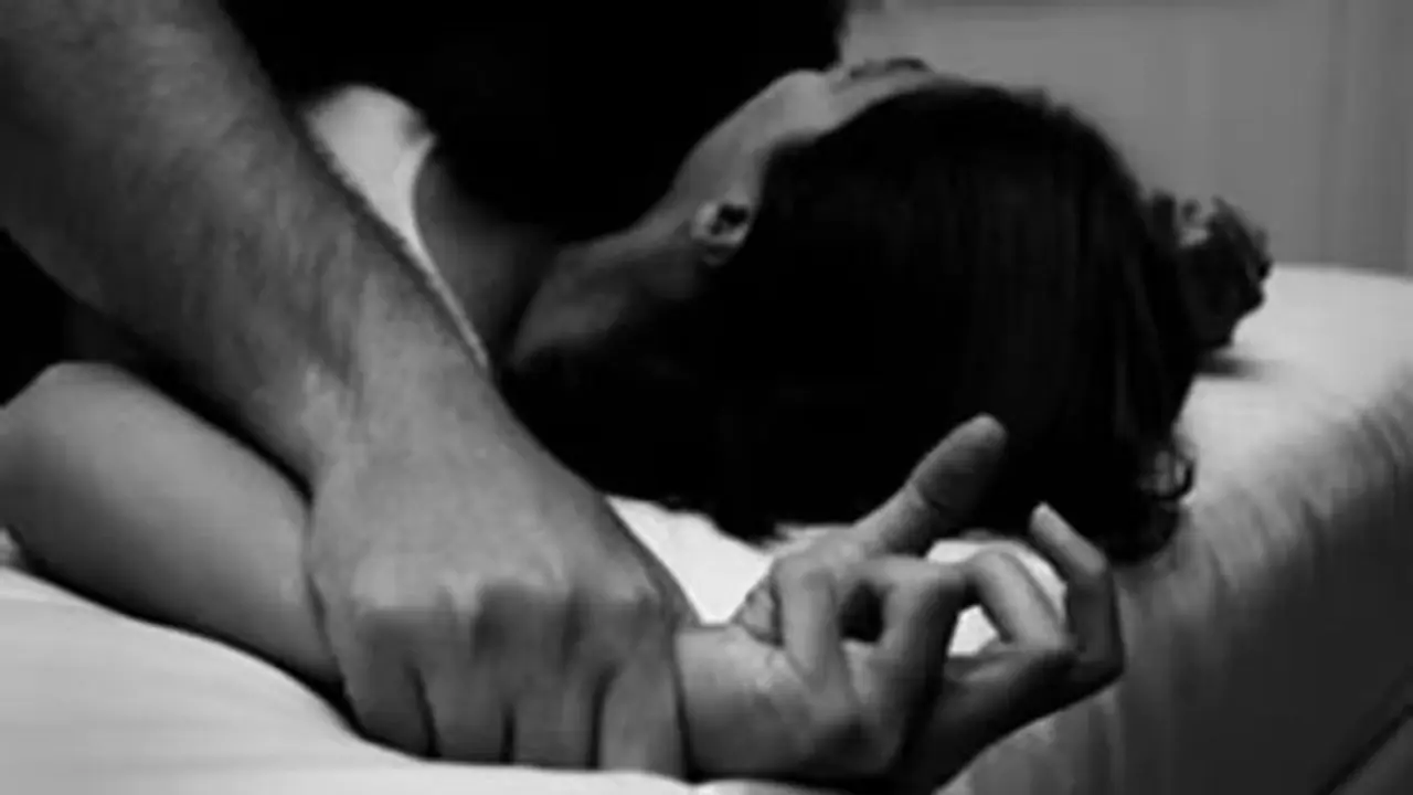 పని ఉందంటూ తీసుకువెళ్లి.. పొలాల్లో అడ్డా కూలీపై అత్యాచారం, రాయితో మోది హత్యాయత్నం... పని ఉందంటూ తీసుకువెళ్లి.. పొలాల్లో అడ్డా కూలీపై అత్యాచారం, రాయితో మోది హత్యాయత్నం...