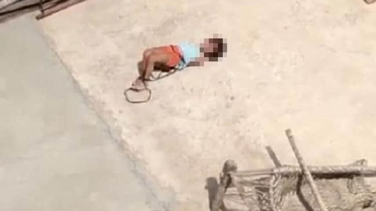 കൈകാലുകള്‍ ബന്ധിച്ച് വെയിലില്‍ കിടത്തി കുഞ്ഞിന് ശിക്ഷ!