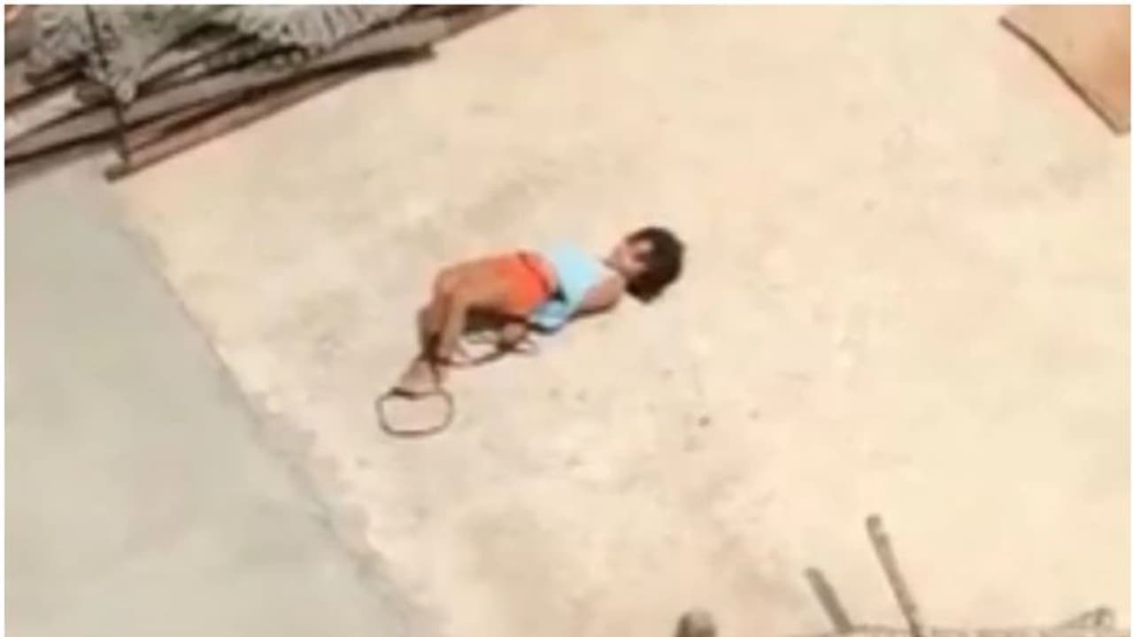 ഹോംവർക്ക് ചെയ്തില്ല; ആറ് വയസുകാരിയെ അമ്മ ടെറസിൽ കെട്ടിയിട്ടതായി പരാതി, പൊലീസ് അന്വേഷണം തുടങ്ങി ഹോംവർക്ക് ചെയ്തില്ല; ആറ് വയസുകാരിയെ അമ്മ ടെറസിൽ കെട്ടിയിട്ടതായി പരാതി, പൊലീസ് അന്വേഷണം തുടങ്ങി