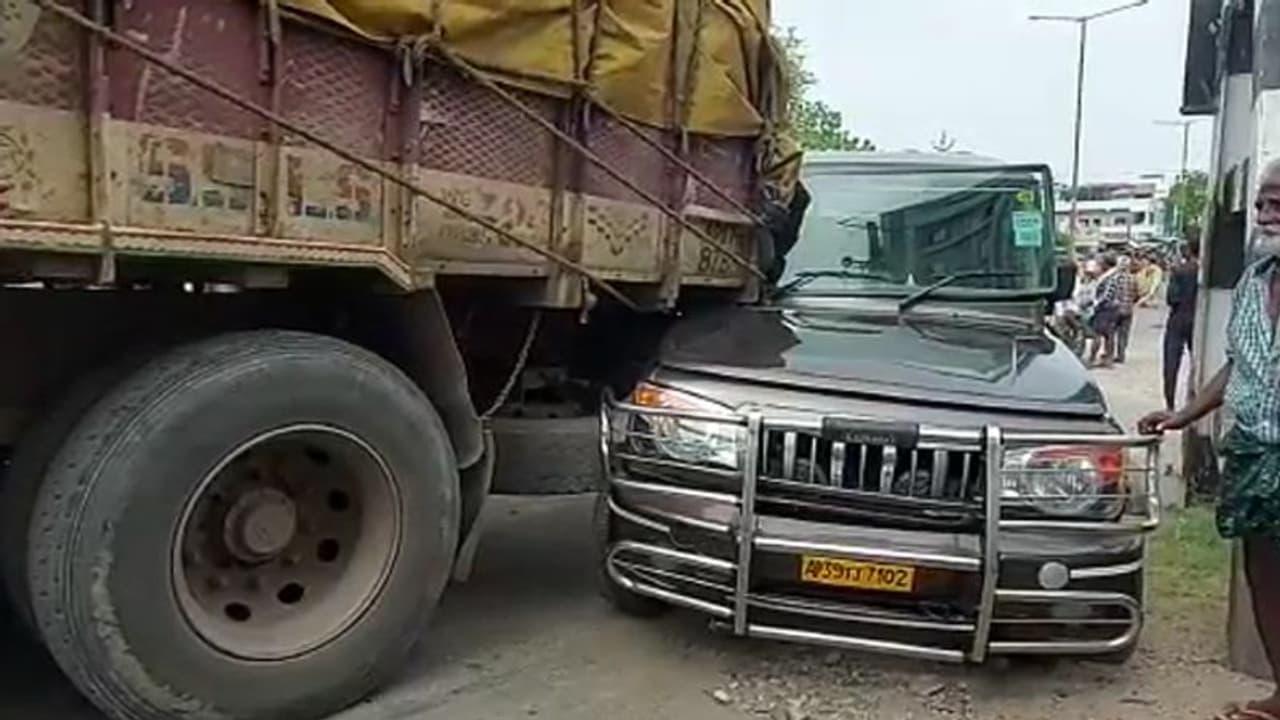 వినుకొండ మాజీ ఎమ్మెల్యే మక్కెన మల్లిఖార్జున రావుకి తృటిలో తప్పిన పెను ప్రమాదం వినుకొండ మాజీ ఎమ్మెల్యే మక్కెన మల్లిఖార్జున రావుకి తృటిలో తప్పిన పెను ప్రమాదం