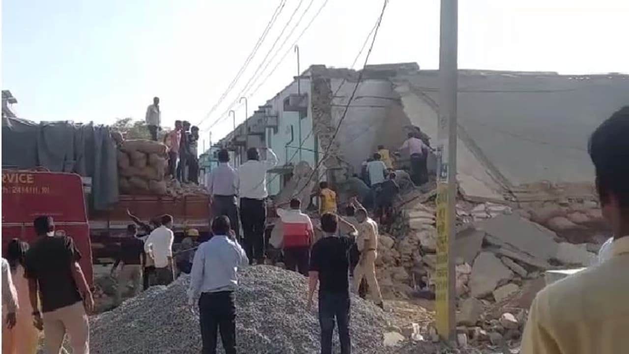 राजस्थान के उदयपुर में बड़ा हादसा: मंडी में दुकान देखने आए ग्राहकों के ऊपर गिरी छत, अब तक 3 लोगों की मौत राजस्थान के उदयपुर में बड़ा हादसा: मंडी में दुकान देखने आए ग्राहकों के ऊपर गिरी छत, अब तक 3 लोगों की मौत