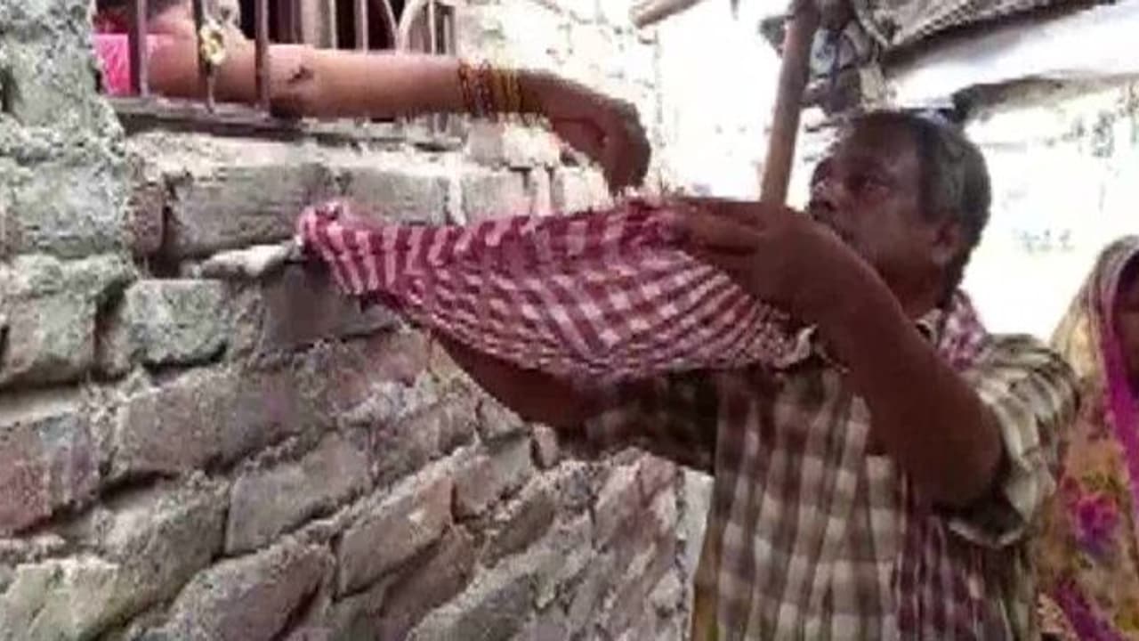 కొడుకు మృతదేహం ఇచ్చేందుకు రూ.50 వేలు డిమాండ్.. బిచ్చమెత్తుకున్న వృద్ధ దంపతులు.. వీడియో వైరల్ కొడుకు మృతదేహం ఇచ్చేందుకు రూ.50 వేలు డిమాండ్.. బిచ్చమెత్తుకున్న వృద్ధ దంపతులు.. వీడియో వైరల్