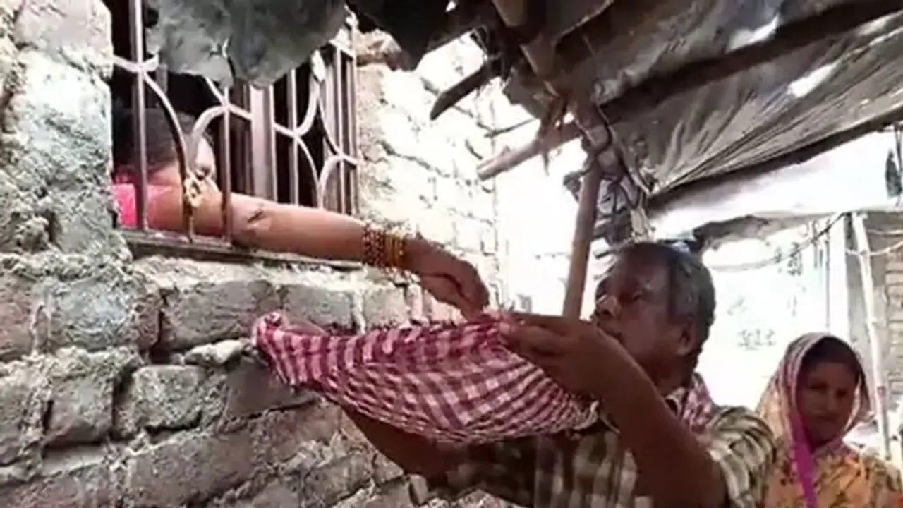 ರಾಜ್ಯದಲ್ಲಿ ಮಗನ ಶವ ಪಡೆಯಲೂ ಲಂಚ, ಭಿಕ್ಷೆ ಬೇಡೋದೊಂದೇ ಈ ಹೆತ್ತವರಿಗಿದ್ದ ಆಪ್ಶನ್!