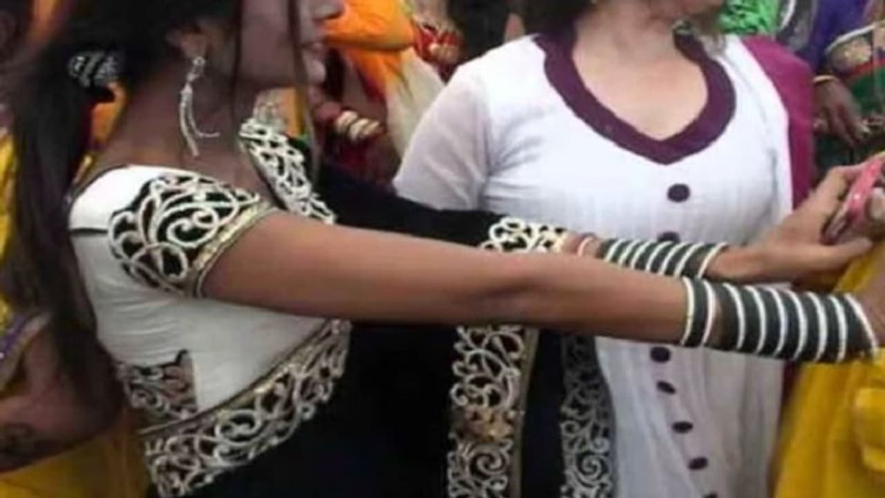 मांगलिक कार्यों में नेग लेने को लेकर किन्नरों के बीच हुई मारपीट, थाने में पुलिसकर्मियों के सामने काटा हंगामा मांगलिक कार्यों में नेग लेने को लेकर किन्नरों के बीच हुई मारपीट, थाने में पुलिसकर्मियों के सामने काटा हंगामा