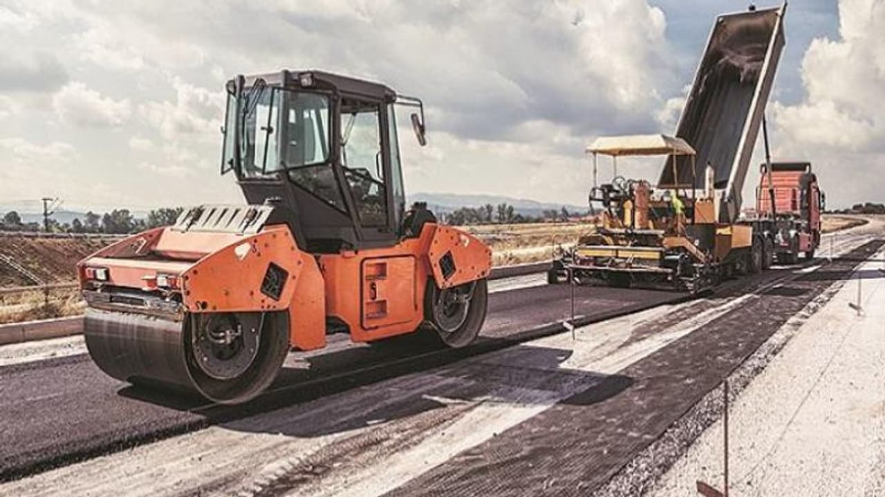 NHAI ने बना डाला ‘गिनीज’ वर्ल्ड रिकॉर्ड, महज 105 घंटे में बना डाली 75 किलोमीटर की बिटुमिनस लेन NHAI ने बना डाला ‘गिनीज’ वर्ल्ड रिकॉर्ड, महज 105 घंटे में बना डाली 75 किलोमीटर की बिटुमिनस लेन