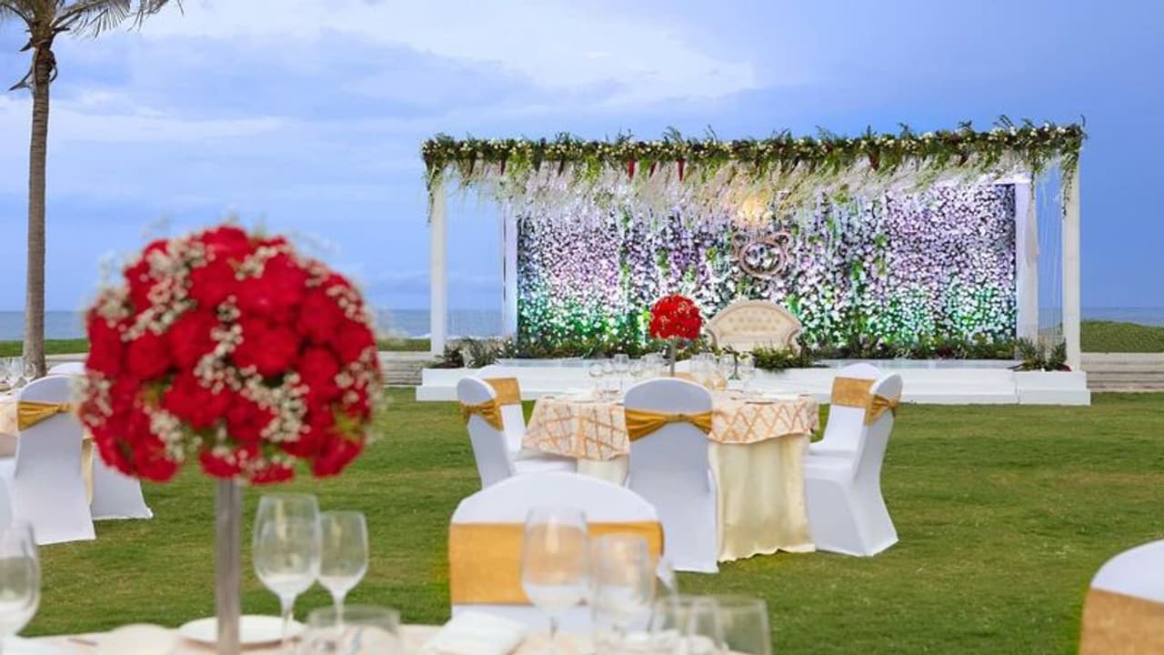 ಗಂಡನ ಸಾವಿನ ನೋವಿನಲ್ಲಿ ಬಿಕ್ಕುತ್ತಿದ್ದರೆ ತಂಗಿ ತಾಯಿಗೆ ಆಕೆಯ ಗೌನ್ ಮೇಲೆ ಕಣ್ಣು ಗಂಡನ ಸಾವಿನ ನೋವಿನಲ್ಲಿ ಬಿಕ್ಕುತ್ತಿದ್ದರೆ ತಂಗಿ ತಾಯಿಗೆ ಆಕೆಯ ಗೌನ್ ಮೇಲೆ ಕಣ್ಣು