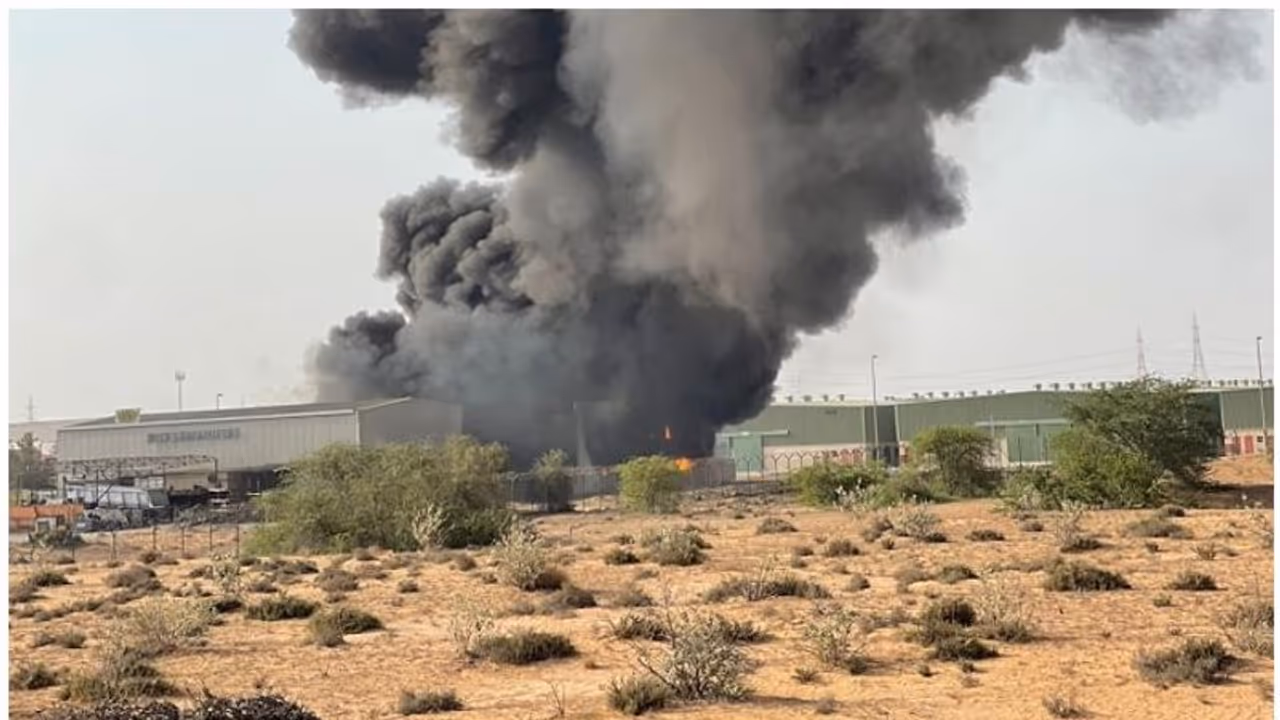 UAE Fire: യുഎഇയില് പെയിന്റ് ഫാക്ടറിയില് വന് തീപിടുത്തം; നിയന്ത്രണ വിധേയമെന്ന് സിവില് ഡിഫന്സ് UAE Fire: യുഎഇയില് പെയിന്റ് ഫാക്ടറിയില് വന് തീപിടുത്തം; നിയന്ത്രണ വിധേയമെന്ന് സിവില് ഡിഫന്സ്
