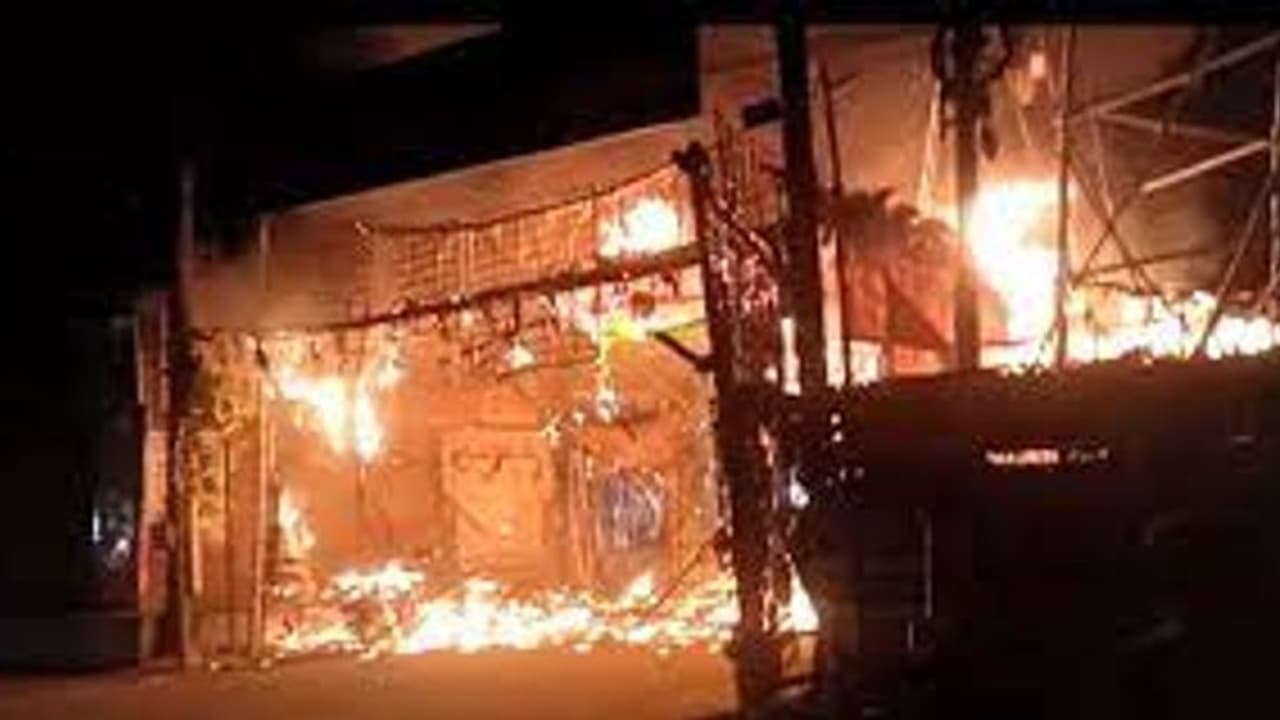 கோவில் திருவிழாவில் தீ விபத்து.. பட்டாசு வெடித்த போது நிகழ்ந்த விபரீதம்.. அலறியடித்து ஓடிய மக்கள்.. கோவில் திருவிழாவில் தீ விபத்து.. பட்டாசு வெடித்த போது நிகழ்ந்த விபரீதம்.. அலறியடித்து ஓடிய மக்கள்..