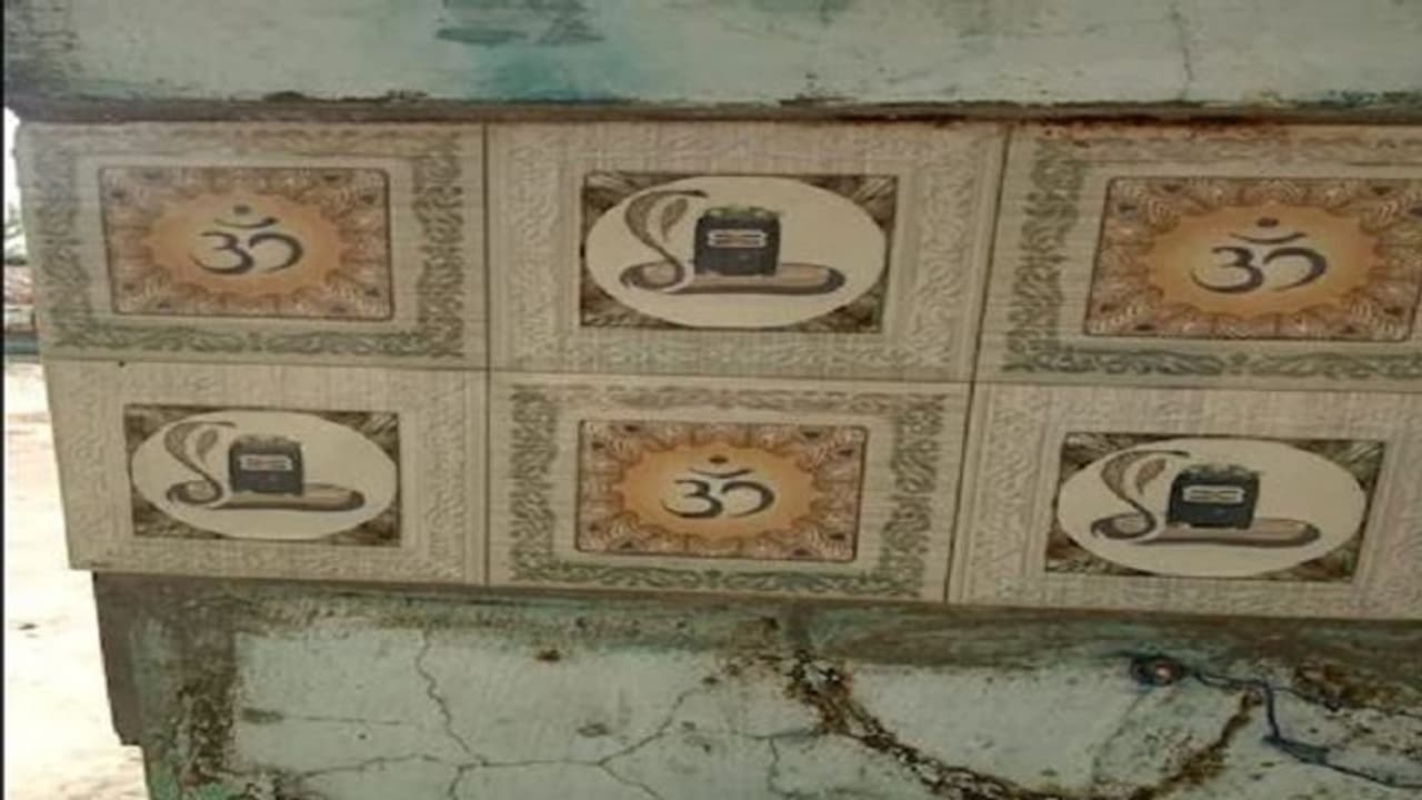 सीतापुर: शौचालय में लगी शिवलिंग के चित्र वाली टाइल्स, नाराजगी के बाद पूर्व प्रधान समेत 3 गिरफ्तार