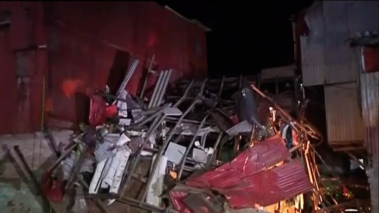 కుప్పకూలిన మూడంతస్తుల భవనం.. ఒకరు మృతి.. 16 మందికి గాయాలు కుప్పకూలిన మూడంతస్తుల భవనం.. ఒకరు మృతి.. 16 మందికి గాయాలు