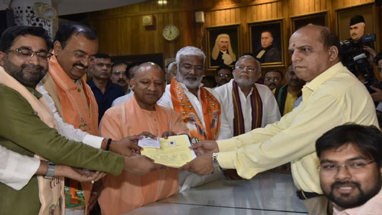 यूपी विधान परिषद के लिए बीजेपी के नौ प्रत्याशियों ने किया नामांकन, सीएम योगी रहे मौजूद यूपी विधान परिषद के लिए बीजेपी के नौ प्रत्याशियों ने किया नामांकन, सीएम योगी रहे मौजूद