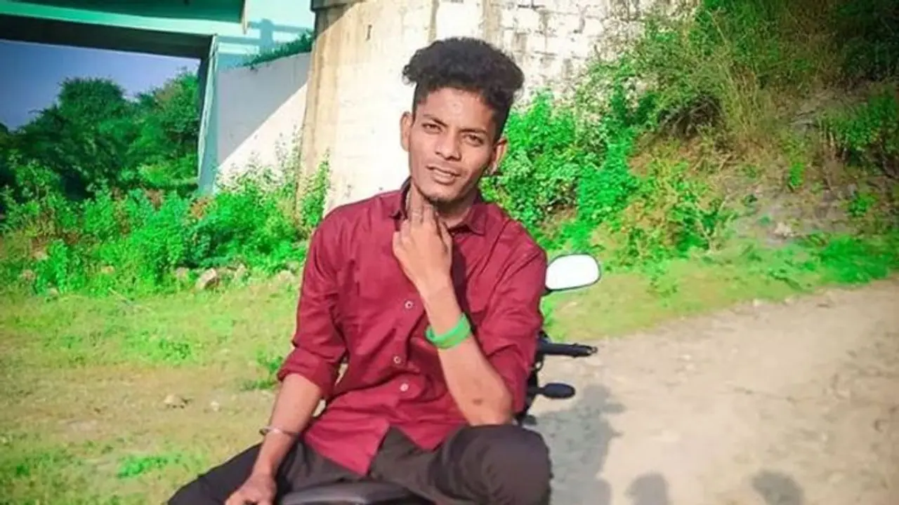 திருமண வீடு சாவு வீடாக மாறிய சோகம்.. வேப்பிலை பறிக்க சென்ற போது தாக்கிய மின்சாரம்.. மரத்தில் தொங்கிய சடலம்.! திருமண வீடு சாவு வீடாக மாறிய சோகம்.. வேப்பிலை பறிக்க சென்ற போது தாக்கிய மின்சாரம்.. மரத்தில் தொங்கிய சடலம்.!