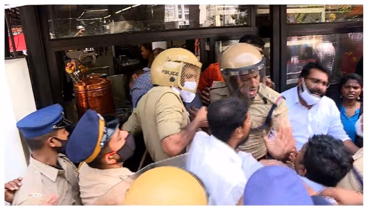 സംസ്ഥാനത്ത് വ്യാപക പ്രതിഷേധം : യൂത്ത് കോൺഗ്രസ് മാർച്ചിൽ സംഘർഷം സംസ്ഥാനത്ത് വ്യാപക പ്രതിഷേധം : യൂത്ത് കോൺഗ്രസ് മാർച്ചിൽ സംഘർഷം