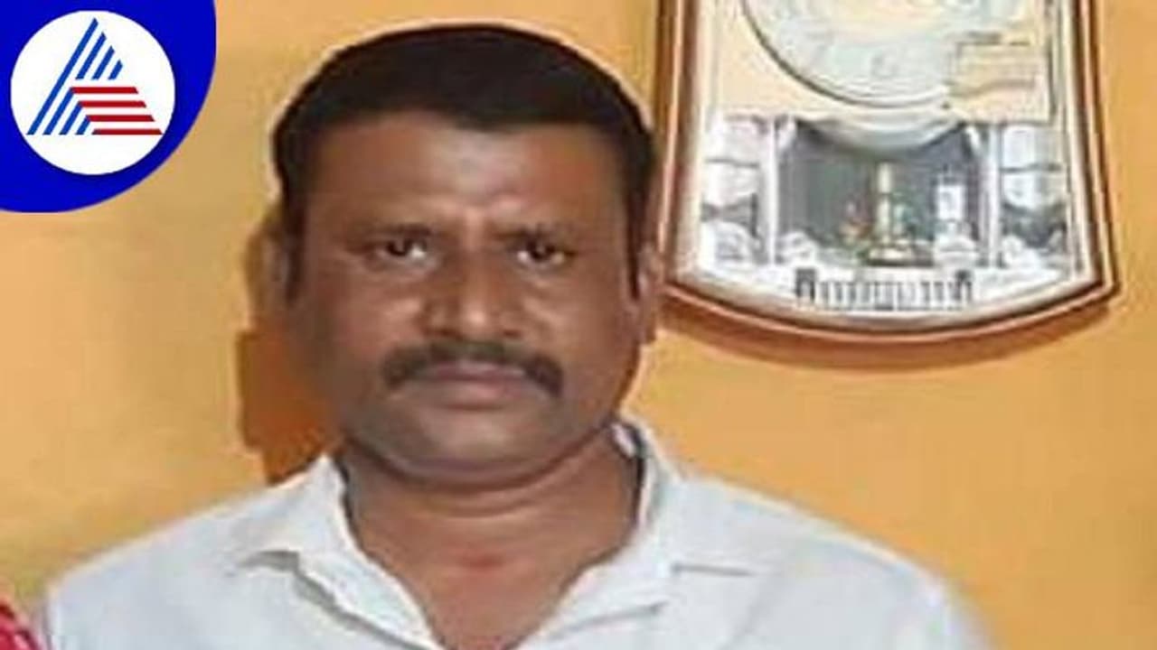 ಎಲೆಕ್ಷನ್ನಲ್ಲಿ ಸೋತ ಸಹೋದರ ತಾಯಿ: ಗೆದ್ದವನ ಕೊಲೆಗೆ ಸುಪಾರಿ ಕೊಟ್ಟ ಪೊಲೀಸಪ್ಪ..! ಎಲೆಕ್ಷನ್ನಲ್ಲಿ ಸೋತ ಸಹೋದರ ತಾಯಿ: ಗೆದ್ದವನ ಕೊಲೆಗೆ ಸುಪಾರಿ ಕೊಟ್ಟ ಪೊಲೀಸಪ್ಪ..!