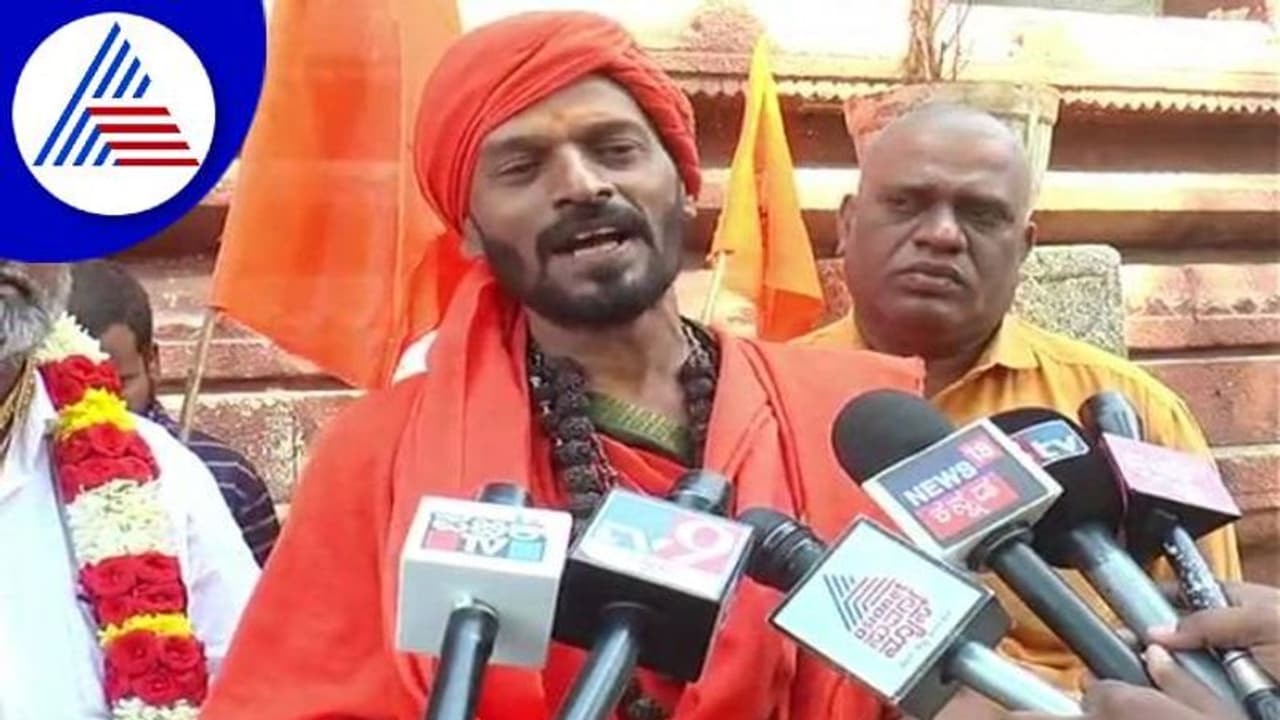 ಚಡ್ಡಿ ಸುಡ್ತೀನಿ ಅಂದರೆ ಎಲೆಕ್ಷನ್‌ನಲ್ಲಿ ಜನ ವಾಸನೆ ತೋರಿಸ್ತಾರೆ: ಸಿದ್ದು ವಿರುದ್ಧ ರಿಷಿಕುಮಾರ ಶ್ರೀ ವಾಗ್ದಾಳಿ 