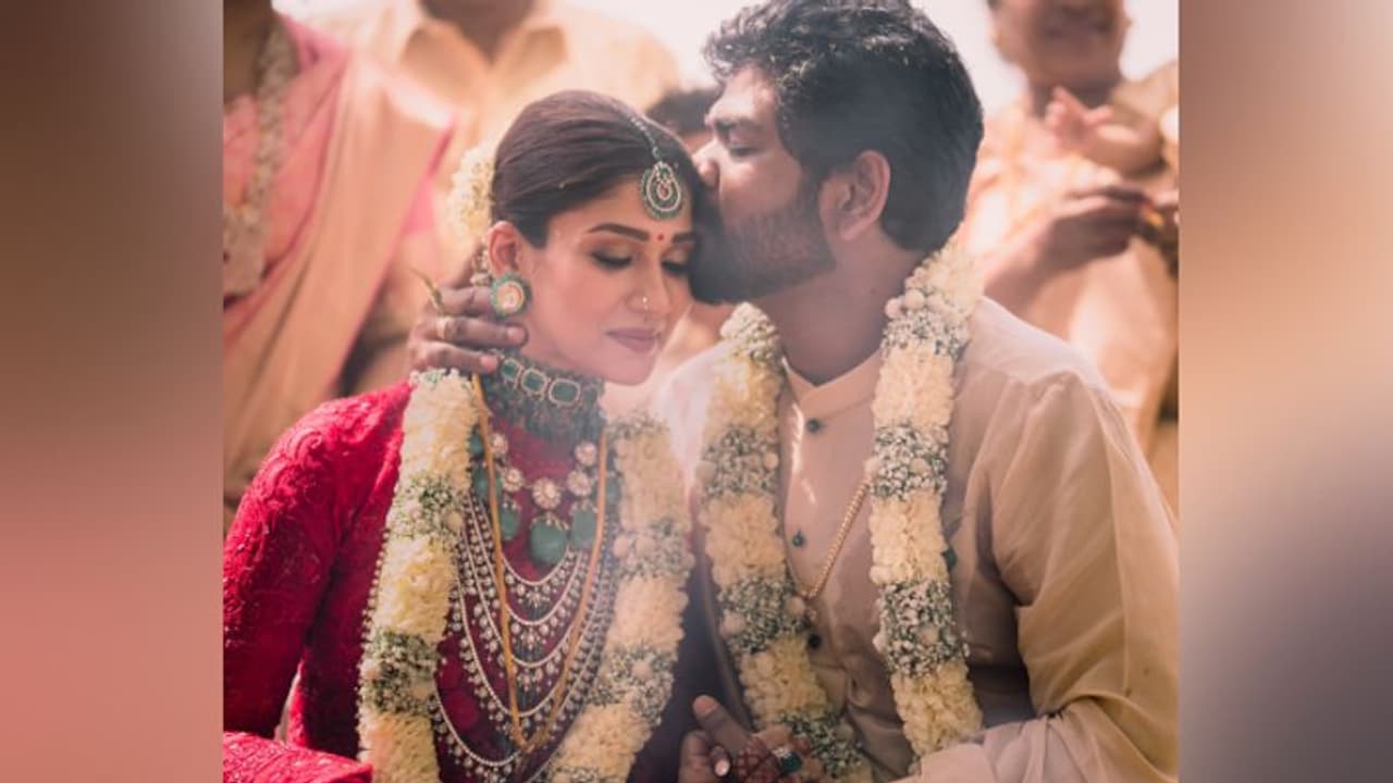 ஐந்து புரோகிதர்கள் மந்திரம் ஓத.. இந்து முறைப்படி நயன்தாரா கழுத்தில் தாலி கட்டிய விக்னேஷ் சிவன். ஐந்து புரோகிதர்கள் மந்திரம் ஓத.. இந்து முறைப்படி நயன்தாரா கழுத்தில் தாலி கட்டிய விக்னேஷ் சிவன்.