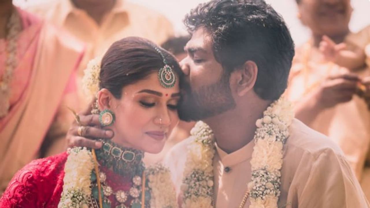 Nayanthara wedding photo : വിഘ്നേശ് ശിവന്റെയും നയൻതാരയുടെയും വിവാഹ ഫോട്ടോ പുറത്ത് Nayanthara wedding photo : വിഘ്നേശ് ശിവന്റെയും നയൻതാരയുടെയും വിവാഹ ഫോട്ടോ പുറത്ത്