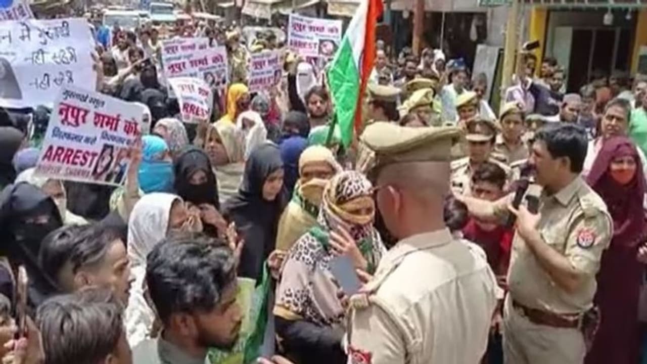फिरोजाबाद में नूपुर शर्मा के विरोध में सड़कों पर उतरीं सैकड़ों महिलाएं, गिरफ्तार की मांग फिरोजाबाद में नूपुर शर्मा के विरोध में सड़कों पर उतरीं सैकड़ों महिलाएं, गिरफ्तार की मांग