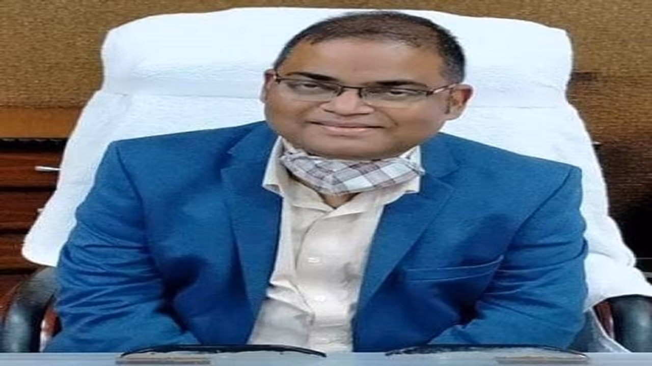 2011 बैच के IAS अधिकारी व गोरखपुर के नए डीएम कृष्णा करूणेश, इन जिलों में कर चुके है जिम्मेदारी का निर्वाहन 2011 बैच के IAS अधिकारी व गोरखपुर के नए डीएम कृष्णा करूणेश, इन जिलों में कर चुके है जिम्मेदारी का निर्वाहन