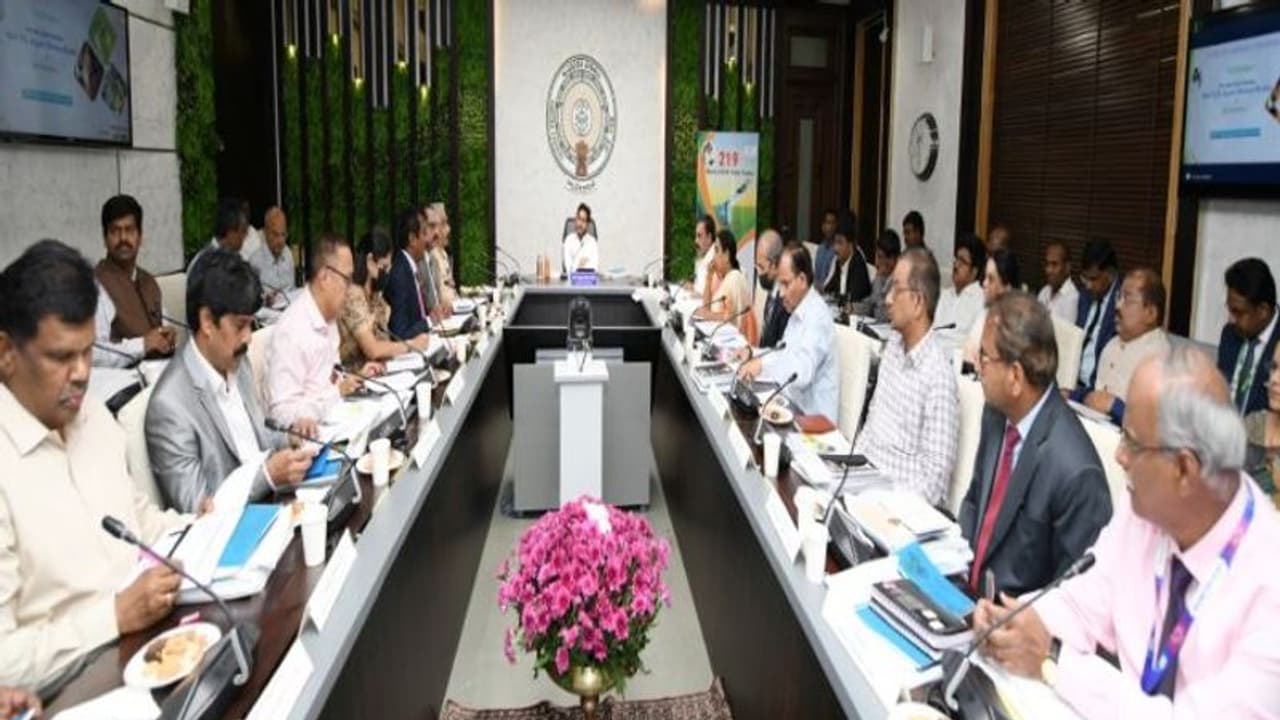 రైతులకు శుభవార్త... ఈసారి వ్యవసాయ రంగానికే అత్యధిక రుణాలు: సీఎం జగన్ తో రాష్ట్ర స్థాయి బ్యాంకర్ల కమిటీ రైతులకు శుభవార్త... ఈసారి వ్యవసాయ రంగానికే అత్యధిక రుణాలు: సీఎం జగన్ తో రాష్ట్ర స్థాయి బ్యాంకర్ల కమిటీ