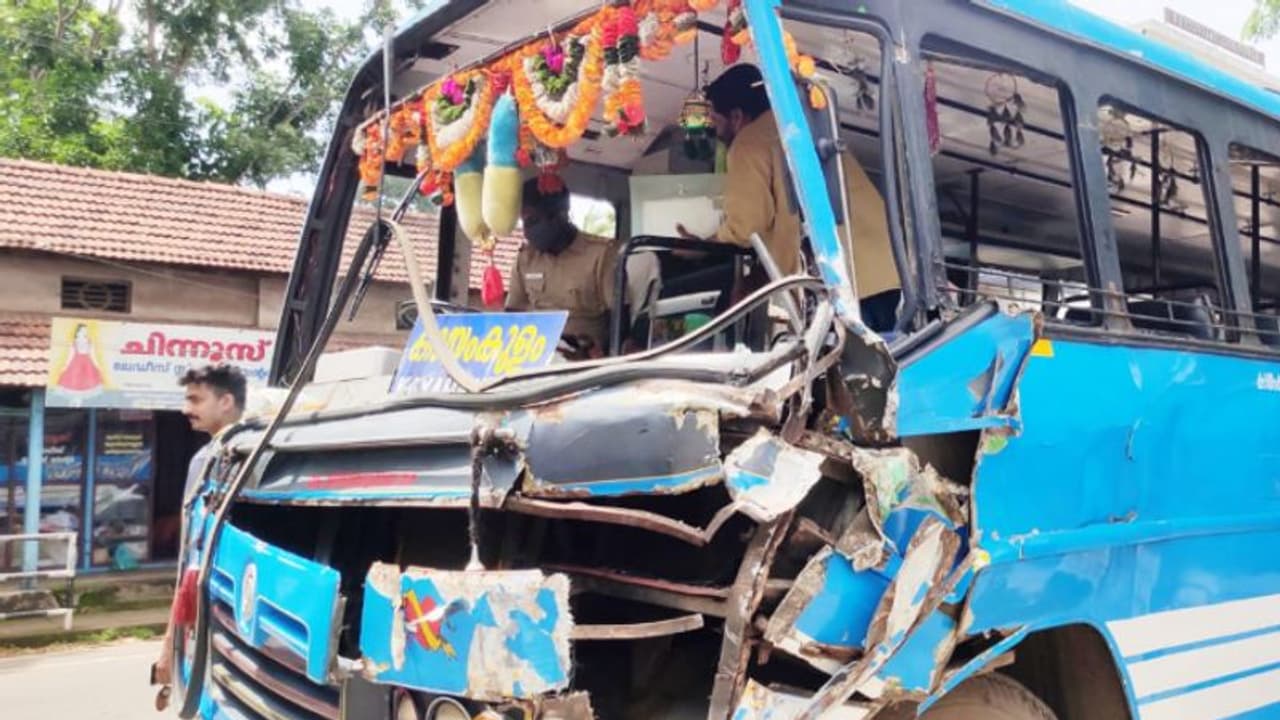 ആലപ്പുഴയില് സ്വകാര്യ ബസുകളുടെ മത്സരയോട്ടം; നിയന്ത്രണംവിട്ട് കൂട്ടിയിടിച്ചു, രണ്ടുപേര്ക്ക് പരിക്ക് ആലപ്പുഴയില് സ്വകാര്യ ബസുകളുടെ മത്സരയോട്ടം; നിയന്ത്രണംവിട്ട് കൂട്ടിയിടിച്ചു, രണ്ടുപേര്ക്ക് പരിക്ക്