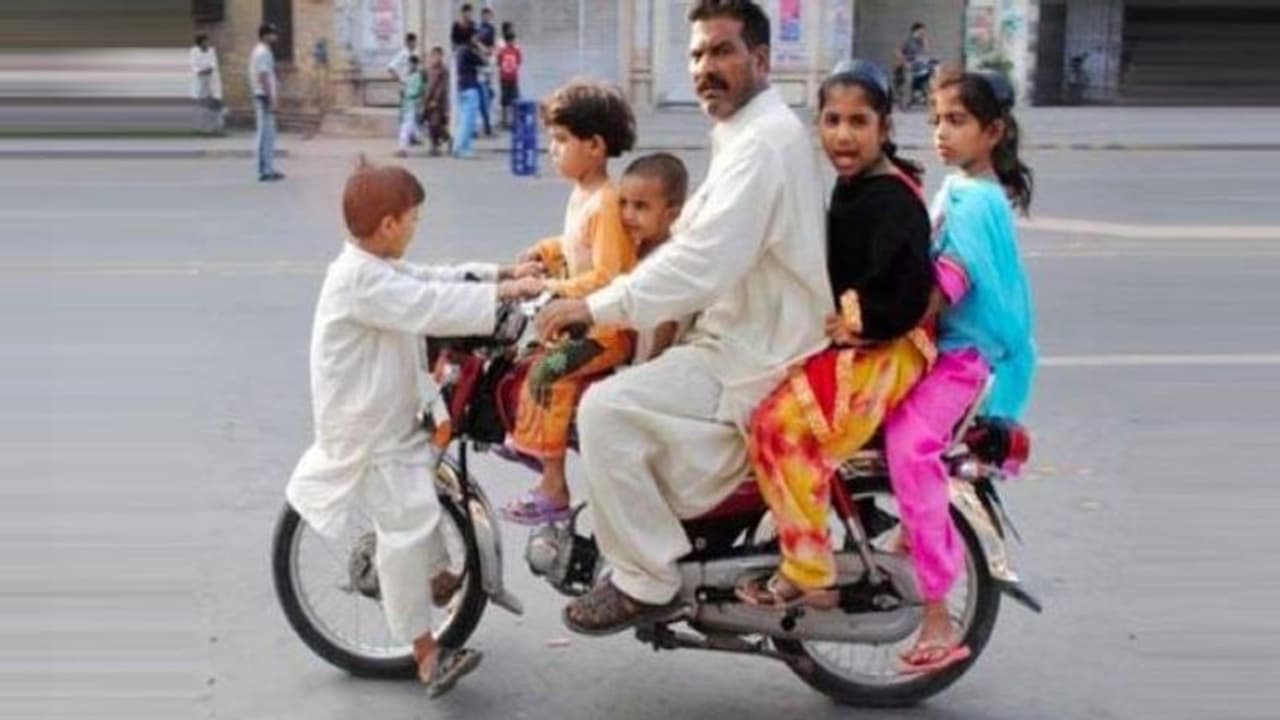 पाकिस्तान के अजब कारनामे: बच्चों को पढ़ाई पर देना होता है टैक्स, धार्मिक शब्द अंग्रेजी में लिखे तो जाएंगे जेल पाकिस्तान के अजब कारनामे: बच्चों को पढ़ाई पर देना होता है टैक्स, धार्मिक शब्द अंग्रेजी में लिखे तो जाएंगे जेल