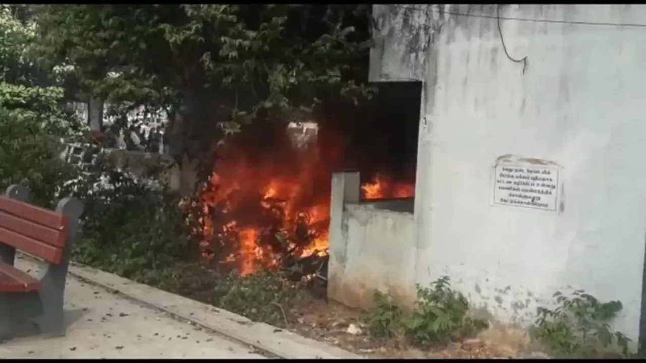 திடீரென பற்றி எரிந்த இருசக்கர வாகனங்கள்... குரோம்பேட்டை ரயில் நிலையத்தில் பரபரப்பு!!