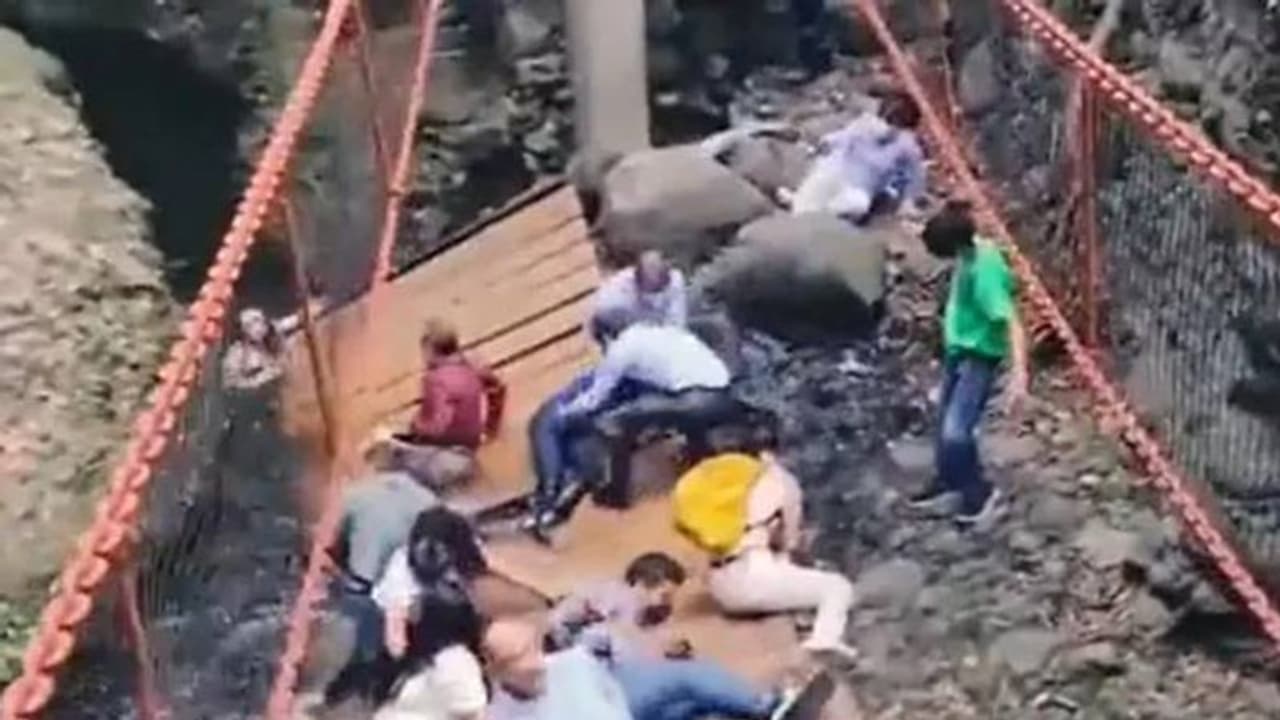 ഉദ്ഘാടന ദിവസം തൂക്കുപാലം തകര്ന്നുവീണു, താഴെ പാറയും അരുവിയും, മേയറുടെ ഭാര്യയടക്കം 20 പേര് അപകടത്തിൽ ഉദ്ഘാടന ദിവസം തൂക്കുപാലം തകര്ന്നുവീണു, താഴെ പാറയും അരുവിയും, മേയറുടെ ഭാര്യയടക്കം 20 പേര് അപകടത്തിൽ