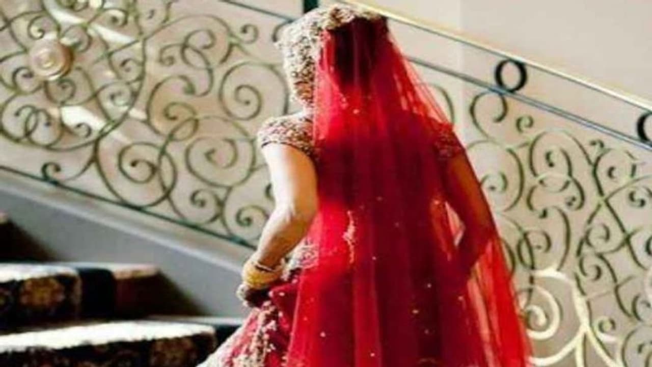 शादी के 3 दिन बाद ही दुल्हन की वजह से माथा पीट रहा दूल्हा, सासू मां भी दहाड़े मारकर रो रहीं... शादी के 3 दिन बाद ही दुल्हन की वजह से माथा पीट रहा दूल्हा, सासू मां भी दहाड़े मारकर रो रहीं...