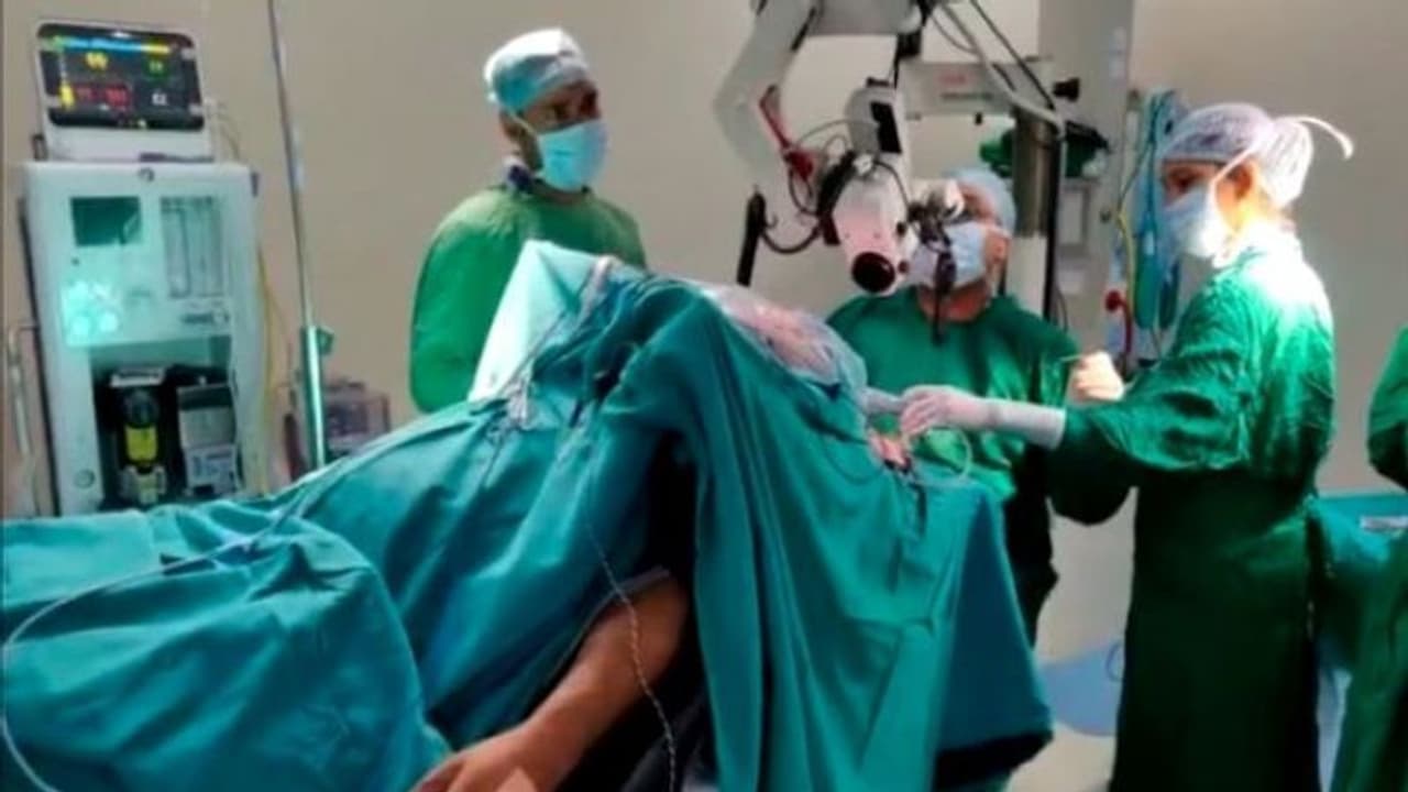 हंगामा क्यों है.. ऑपरेशन में मरीज का दिमाग डॉक्टरों ने पूरा खोल दिया, मगर गा रहा था गजल, देखिए वायरल वीडियो हंगामा क्यों है.. ऑपरेशन में मरीज का दिमाग डॉक्टरों ने पूरा खोल दिया, मगर गा रहा था गजल, देखिए वायरल वीडियो