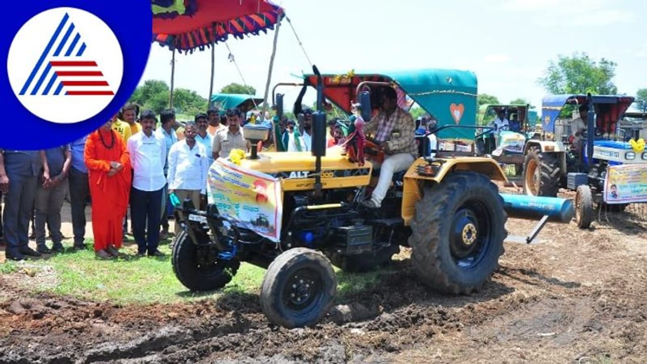 ಚಿತ್ರದುರ್ಗದಿಂದ ಸ್ಪರ್ಧಿಸಲು ಸಕಲ ಪ್ಲಾನ್ ಮಾಡಿರೋ ರಘು ಅಚಾರ್ ಚಿತ್ರದುರ್ಗದಿಂದ ಸ್ಪರ್ಧಿಸಲು ಸಕಲ ಪ್ಲಾನ್ ಮಾಡಿರೋ ರಘು ಅಚಾರ್