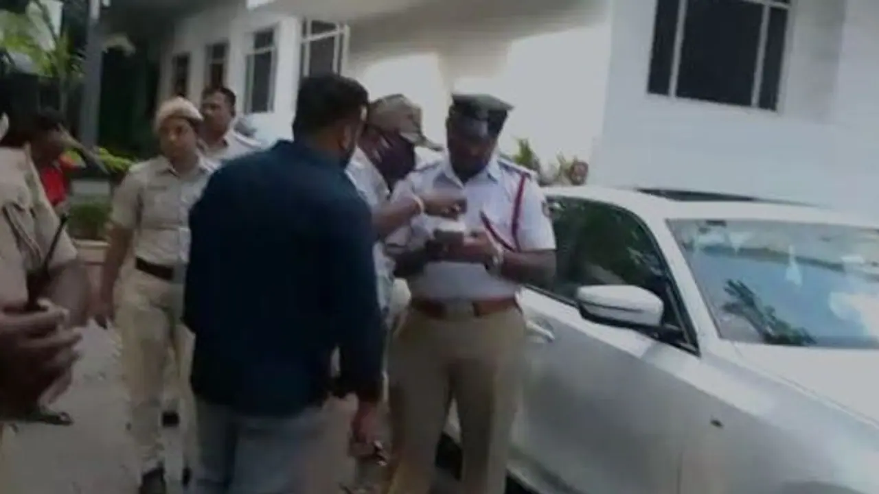 ನಾನು ಯಾರ ಮಗಳು ಗೊತ್ತಾ?: ಟ್ರಾಫಿಕ್ ಪೊಲೀಸರೊಂದಿಗೆ ಅರವಿಂದ ಲಿಂಬಾವಳಿ ಪುತ್ರಿ ಕಿರಿಕ್ ನಾನು ಯಾರ ಮಗಳು ಗೊತ್ತಾ?: ಟ್ರಾಫಿಕ್ ಪೊಲೀಸರೊಂದಿಗೆ ಅರವಿಂದ ಲಿಂಬಾವಳಿ ಪುತ್ರಿ ಕಿರಿಕ್