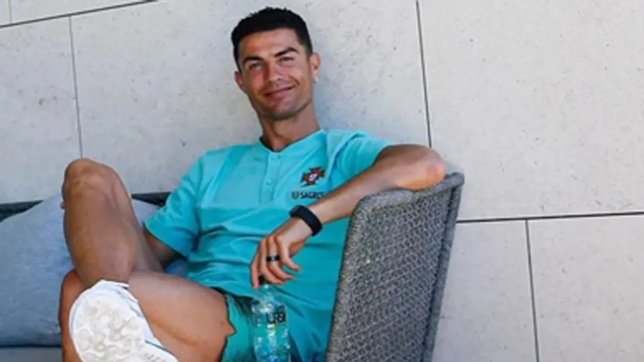 ক্রিশ্চিয়ানো রোনাল্ডোকে পেতে রেকর্ড টাকার অফার সৌদি আরবের ক্লাবের, কী বললেন সিআরসেভেন 