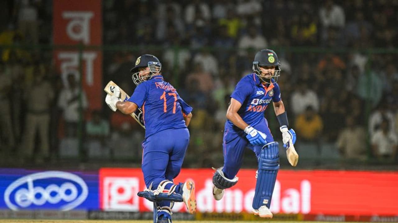 IND vs SA : 'അക്സറിനെ നേരത്തെ ഇറക്കിയത് തെറ്റായ തീരുമാനമായിരുന്നില്ല'; റിഷഭിനെ പിന്തുണച്ച് ശ്രേയസ് അയ്യര് IND vs SA : 'അക്സറിനെ നേരത്തെ ഇറക്കിയത് തെറ്റായ തീരുമാനമായിരുന്നില്ല'; റിഷഭിനെ പിന്തുണച്ച് ശ്രേയസ് അയ്യര്