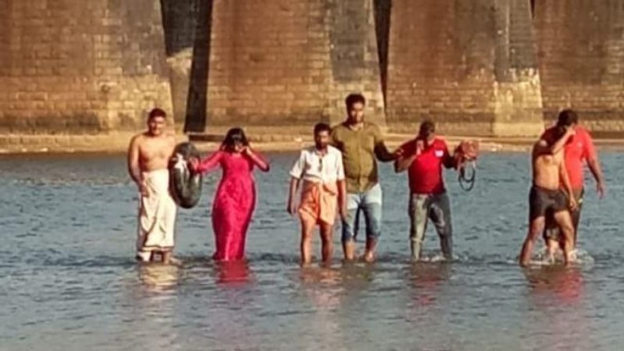 ഓടുന്ന ട്രെയിനിൽ നിന്ന് പെൺകുട്ടി പുഴയിലേക്ക് ചാടി, സമീപവാസികൾ രക്ഷപ്പെടുത്തി