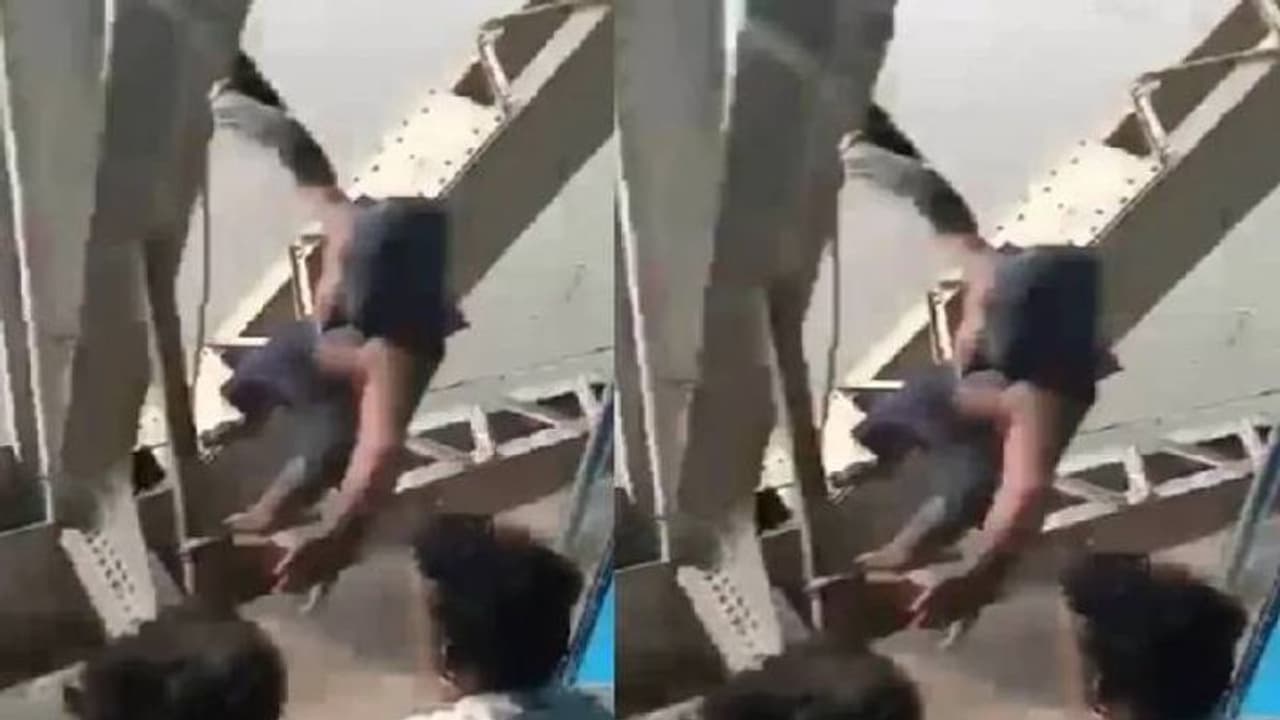 പാലത്തിൽ തൂങ്ങിക്കിടന്ന് ഓടുന്ന ട്രെയിനിൽ നിന്ന് മൊബൈൽ മോഷണം, സ്പൈഡര്മാനോ എന്ന് സോഷ്യൽമീഡിയ പാലത്തിൽ തൂങ്ങിക്കിടന്ന് ഓടുന്ന ട്രെയിനിൽ നിന്ന് മൊബൈൽ മോഷണം, സ്പൈഡര്മാനോ എന്ന് സോഷ്യൽമീഡിയ