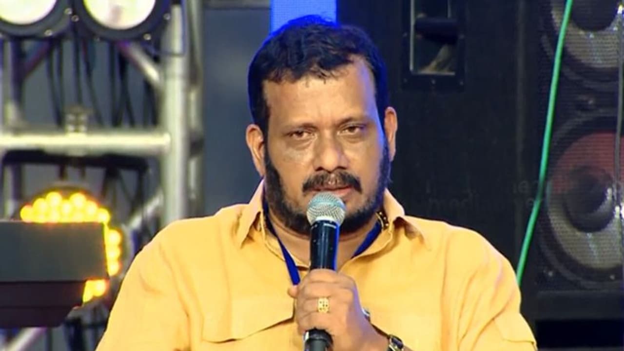 സാമൂഹിക മാധ്യമങ്ങളിൽ അപവാദപ്രചാരണമെന്ന് പരാതി: യുവ പ്രസാധകയ്ക്ക് വക്കീൽ നോട്ടീസ് അയച്ച് വിആര് സുധീഷ് സാമൂഹിക മാധ്യമങ്ങളിൽ അപവാദപ്രചാരണമെന്ന് പരാതി: യുവ പ്രസാധകയ്ക്ക് വക്കീൽ നോട്ടീസ് അയച്ച് വിആര് സുധീഷ്