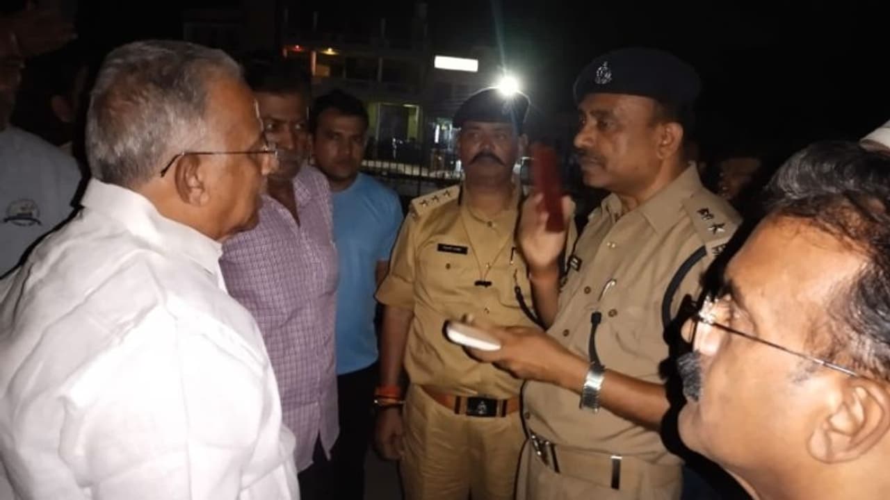 കാൺപൂർ സംഘർഷം : യുപിയിലെത്തിയ ഇ.ടി.മുഹമ്മദ് ബഷീർ എംപിയെ പൊലീസ് തടഞ്ഞു, സ്പീക്കർക്ക് പരാതി നൽകുമെന്ന് എംപി കാൺപൂർ സംഘർഷം : യുപിയിലെത്തിയ ഇ.ടി.മുഹമ്മദ് ബഷീർ എംപിയെ പൊലീസ് തടഞ്ഞു, സ്പീക്കർക്ക് പരാതി നൽകുമെന്ന് എംപി