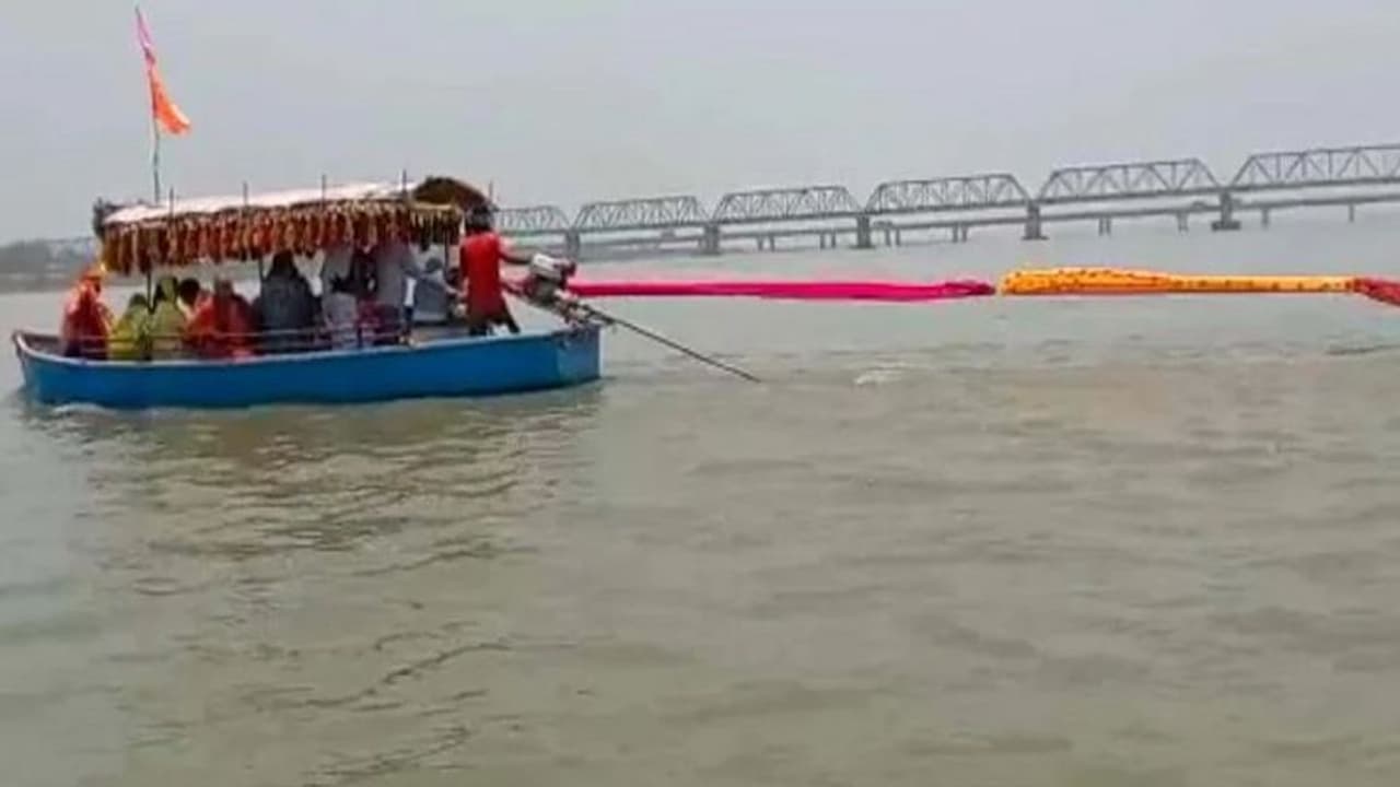 अयोध्या: गंगा दशहरा के मौके पर सरयू माता का 125 लीटर दूध से हुआ अभिषेक, संत समाज ने किया विशेष अनुष्ठान 