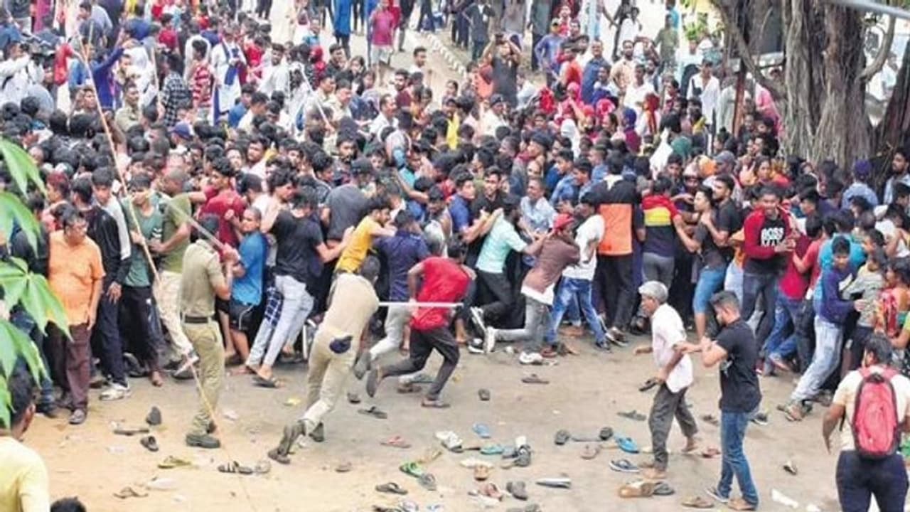 ১২ হাজার টিকিট কিনতে হাজির ৪০ হাজার মানুষ, কটকে ভারত দঃ আফ্রিকা ম্যাচের আগে তুমুল বিশৃঙ্খলা ১২ হাজার টিকিট কিনতে হাজির ৪০ হাজার মানুষ, কটকে ভারত দঃ আফ্রিকা ম্যাচের আগে তুমুল বিশৃঙ্খলা