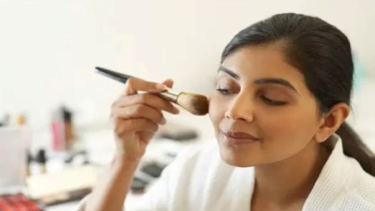 शादी से पहले मेकअप कराने ब्यूटी पॉर्लर गई थी दुल्हन, वहां इतना सजा दिया कि हो गई मौत शादी से पहले मेकअप कराने ब्यूटी पॉर्लर गई थी दुल्हन, वहां इतना सजा दिया कि हो गई मौत