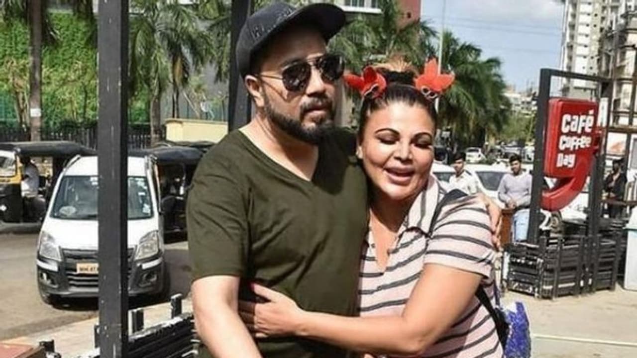 बॉलीवुड के मोस्ट कॉन्ट्रोवर्शियल सिंगर हैं मीका सिंह, राखी सावंत को सरेआम किया किस, कबूतरबाजी केस में भी फंसे