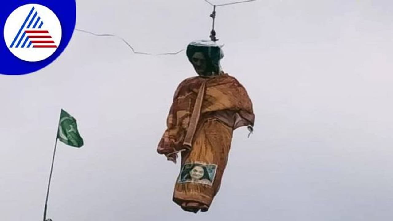 ನೂಪುರ್ ಶರ್ಮಾ ಪ್ರತಿಕೃತಿ ನಡುರಸ್ತೆಯಲ್ಲೇ ನೇತು ಹಾಕಿದ ಕಿಡಿಗೇಡಿಗಳು: ಹಿಂದೂಪರ ಸಂಘಟನೆಗಳ ಆಕ್ರೋಶ ನೂಪುರ್ ಶರ್ಮಾ ಪ್ರತಿಕೃತಿ ನಡುರಸ್ತೆಯಲ್ಲೇ ನೇತು ಹಾಕಿದ ಕಿಡಿಗೇಡಿಗಳು: ಹಿಂದೂಪರ ಸಂಘಟನೆಗಳ ಆಕ್ರೋಶ