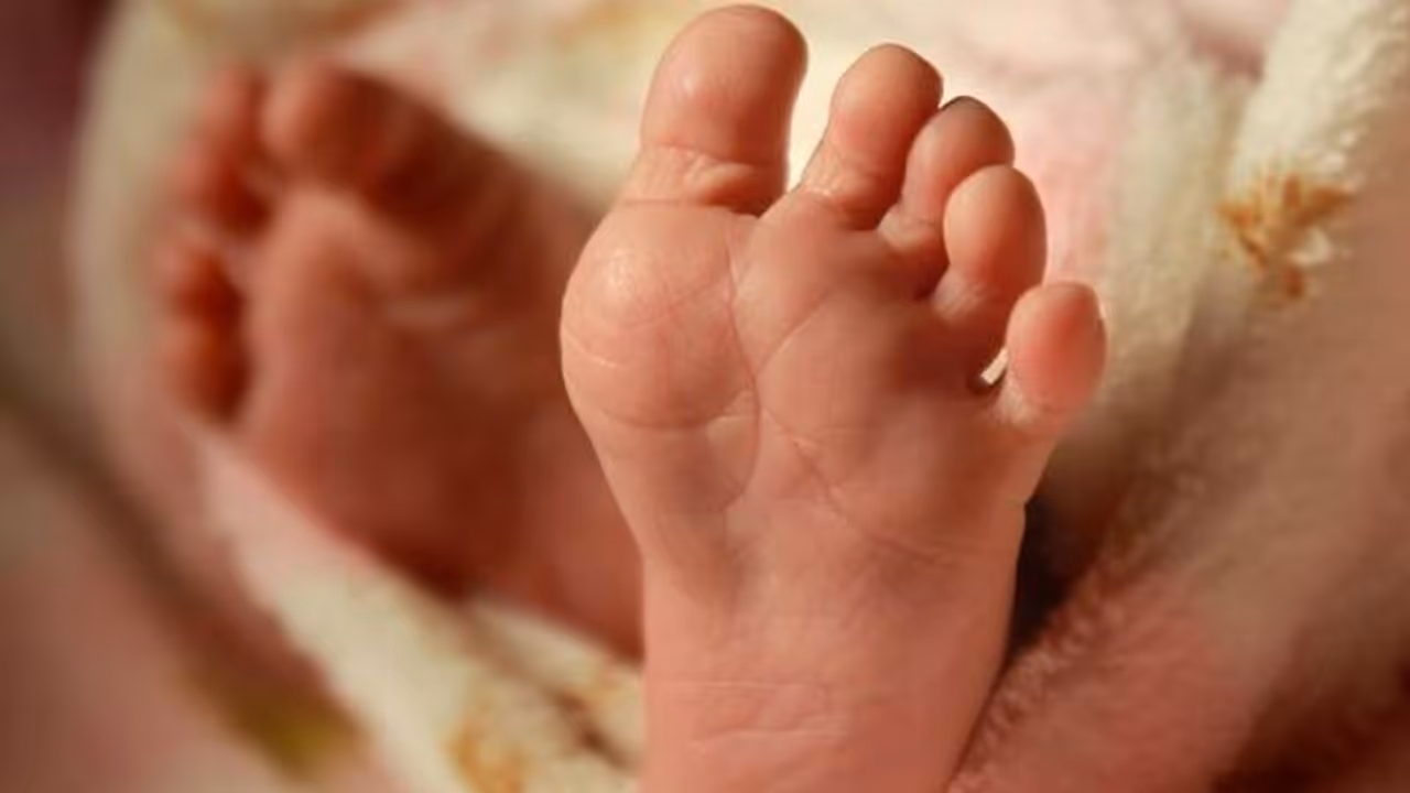 ദിവസങ്ങൾ മാത്രം പ്രായമുള്ള കുഞ്ഞിനെ 5.5 ലക്ഷം രൂപയ്ക്ക് വിറ്റ് ടിവിയും വാഷിംഗ് മെഷീനും റഫ്രിജറേറ്ററും വാങ്ങി ദിവസങ്ങൾ മാത്രം പ്രായമുള്ള കുഞ്ഞിനെ 5.5 ലക്ഷം രൂപയ്ക്ക് വിറ്റ് ടിവിയും വാഷിംഗ് മെഷീനും റഫ്രിജറേറ്ററും വാങ്ങി