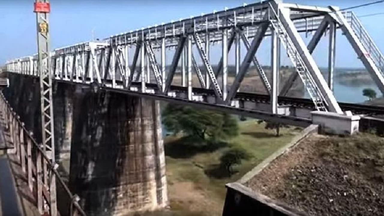 ಮೊಬೈಲ್ ಕಳ್ಳರ ಸ್ವರ್ಗವಾಗಿರುವ ರೈಲ್ವೆ ಬ್ರಿಡ್ಜ್ ಇದು ವಿಡಿಯೋ ನೋಡಿ