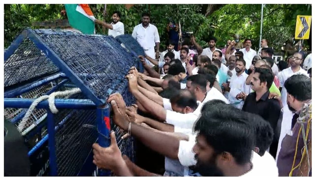 സംസ്ഥാന വ്യാപക പ്രതിഷേധവുമായി കോണ്ഗ്രസ്; സംഘര്ഷം, കണ്ണൂരില് പൊലീസിന് നേരെ ചെരുപ്പേറ് സംസ്ഥാന വ്യാപക പ്രതിഷേധവുമായി കോണ്ഗ്രസ്; സംഘര്ഷം, കണ്ണൂരില് പൊലീസിന് നേരെ ചെരുപ്പേറ്