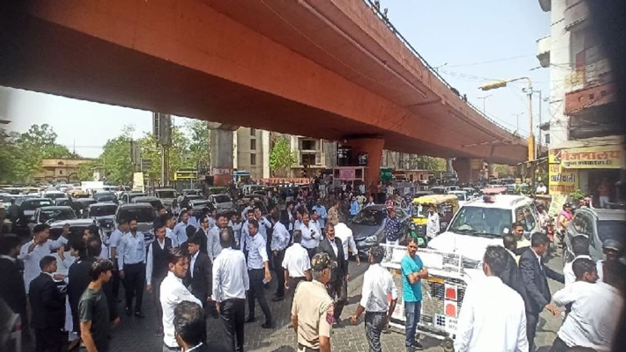 राजस्थान में वकील के आत्मदाह के बाद बवाल : जयपुर में उग्र प्रदर्शन, टायर जलाया, 10KM तक लंबा जाम