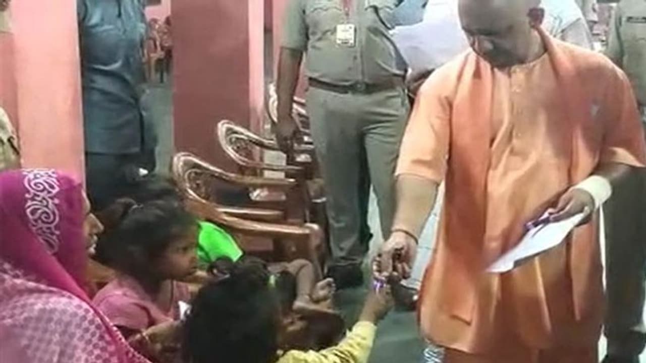 बच्चों के बीच बढ़ रहा लोकप्रियता का ग्राफ, 'टाफी बाबा' के नाम से मशहूर हो रहे सीएम योगी बच्चों के बीच बढ़ रहा लोकप्रियता का ग्राफ, 'टाफी बाबा' के नाम से मशहूर हो रहे सीएम योगी