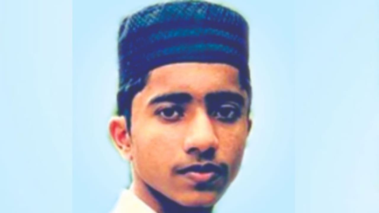 ബൈക്കിൽ പിക്കപ്പ് വാനിടിച്ച് ദർസ് വിദ്യാർത്ഥി മരിച്ചു ബൈക്കിൽ പിക്കപ്പ് വാനിടിച്ച് ദർസ് വിദ്യാർത്ഥി മരിച്ചു