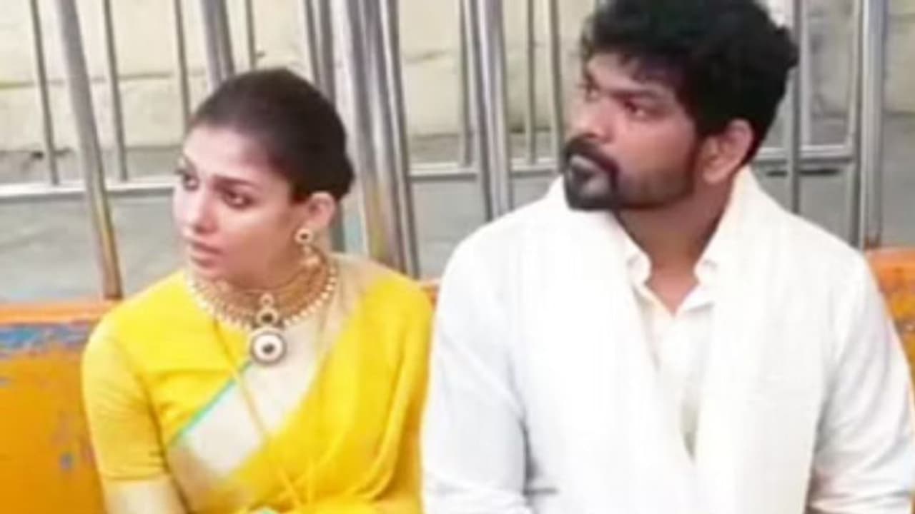 വിവാഹപ്പിറ്റേന്ന് തിരുപ്പതിയില് ദര്ശനത്തിന് എത്തിയ വിഘ്നേശ് ശിവനും നയൻതാരയും വീഡിയോ വിവാഹപ്പിറ്റേന്ന് തിരുപ്പതിയില് ദര്ശനത്തിന് എത്തിയ വിഘ്നേശ് ശിവനും നയൻതാരയും വീഡിയോ